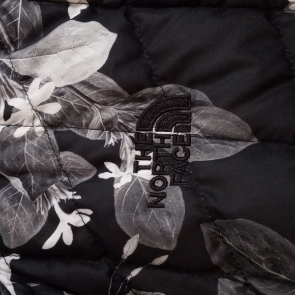 North Face Thermoball Parka Size M - Picture 3 of 6